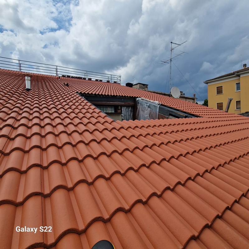 Copertura inclinata con tegole e finiture di pregio — rifacimento tetto Ediltecno Verona