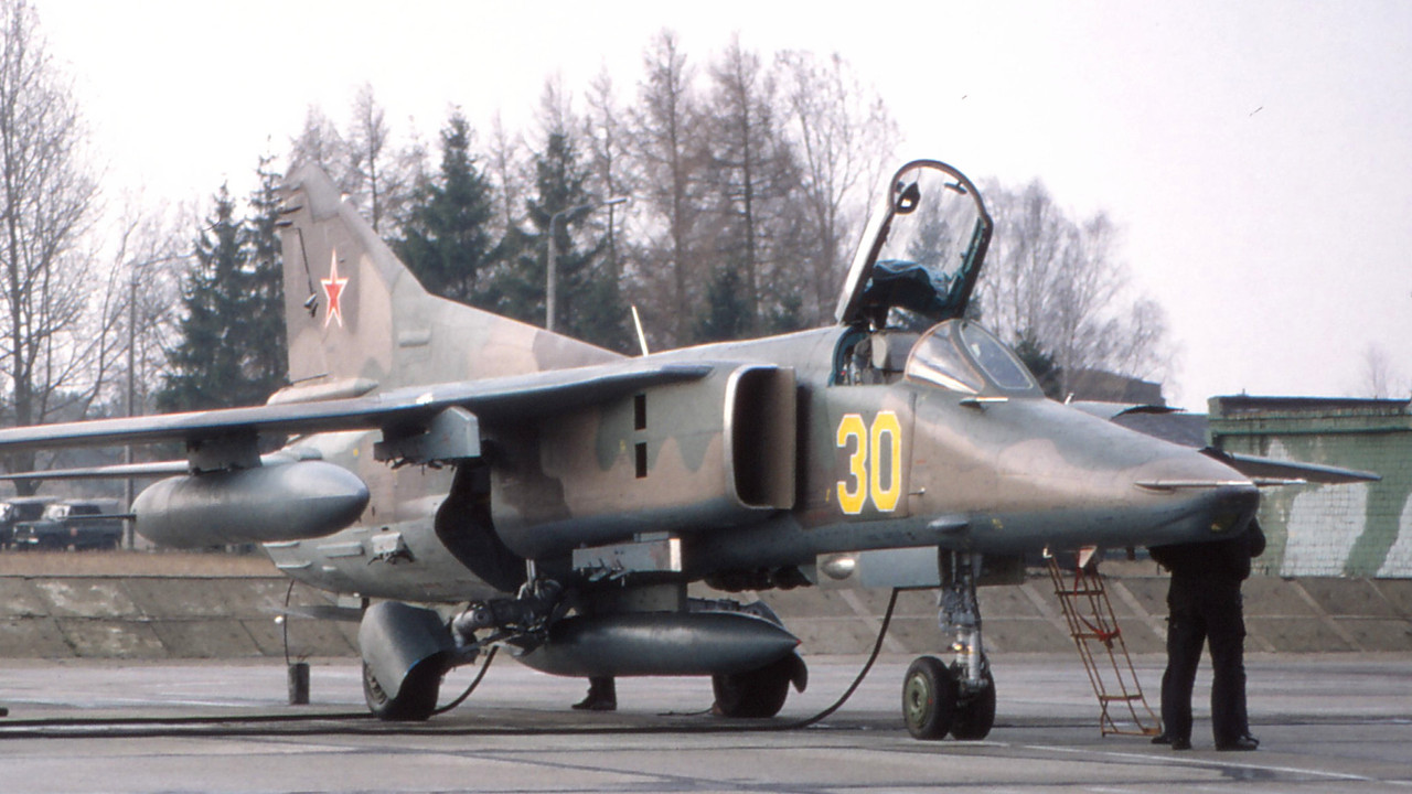 19 GvAPIB Mig-27D Yellow 30_61912558160 (2)