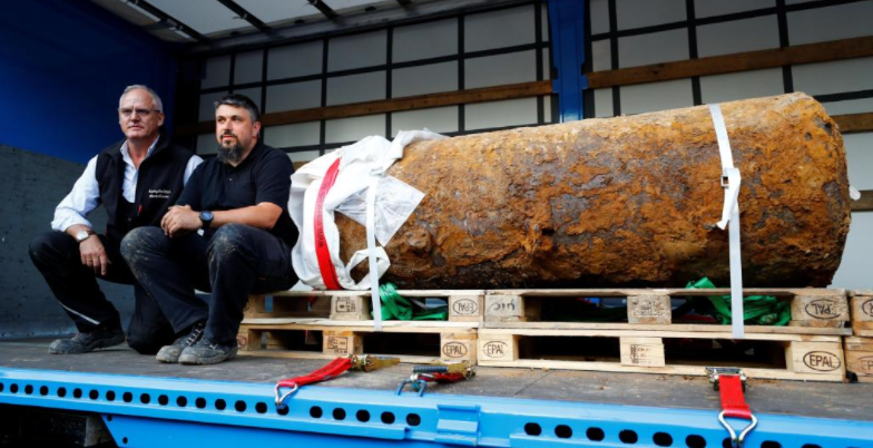 La bomba ya desactivada en el interior de un camión. Foto Boris Roessler - dpa