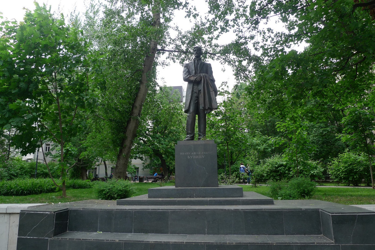 Что он держит в руке? Что он держит в руке?
