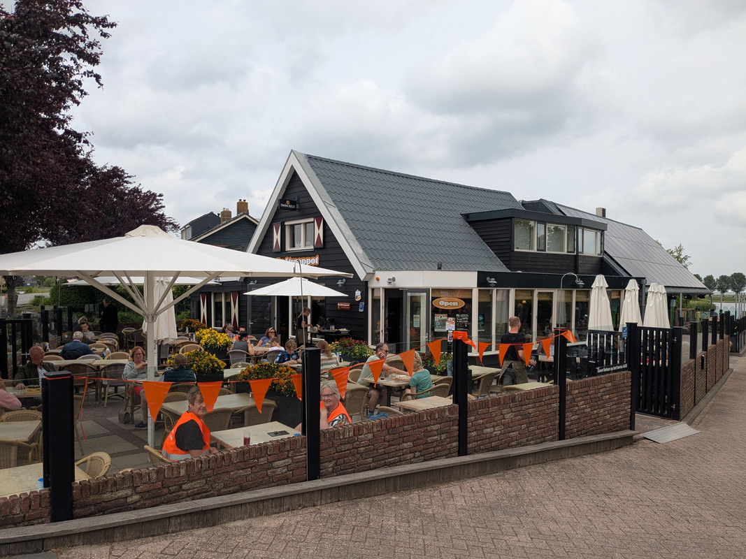 Трое в Амстердаме, не считая собаки. Переезд в Нидерланды.