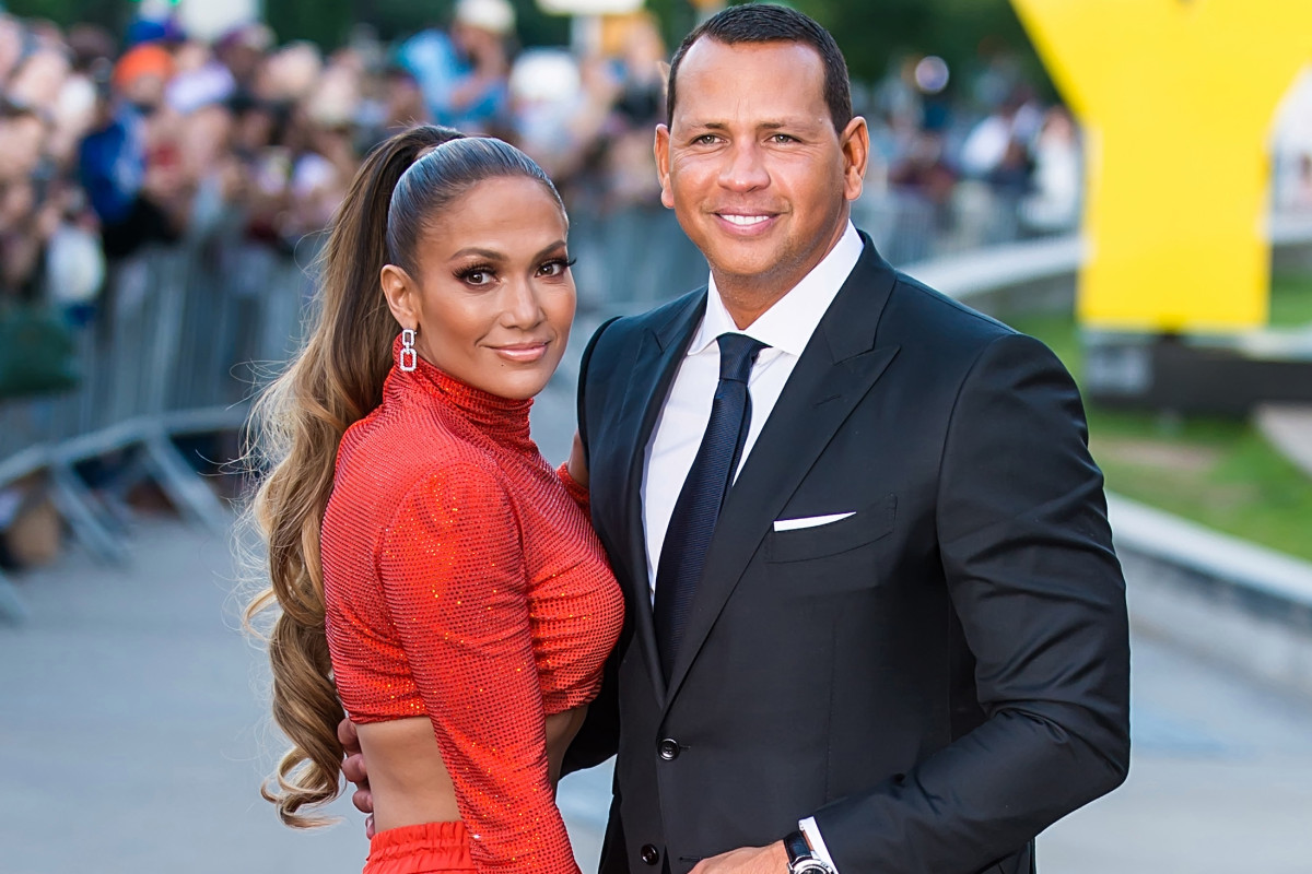 Jennifer Lopez in abito da sposa, si è sposata? Jennifer Lopez in abito da sposa, si è sposata?