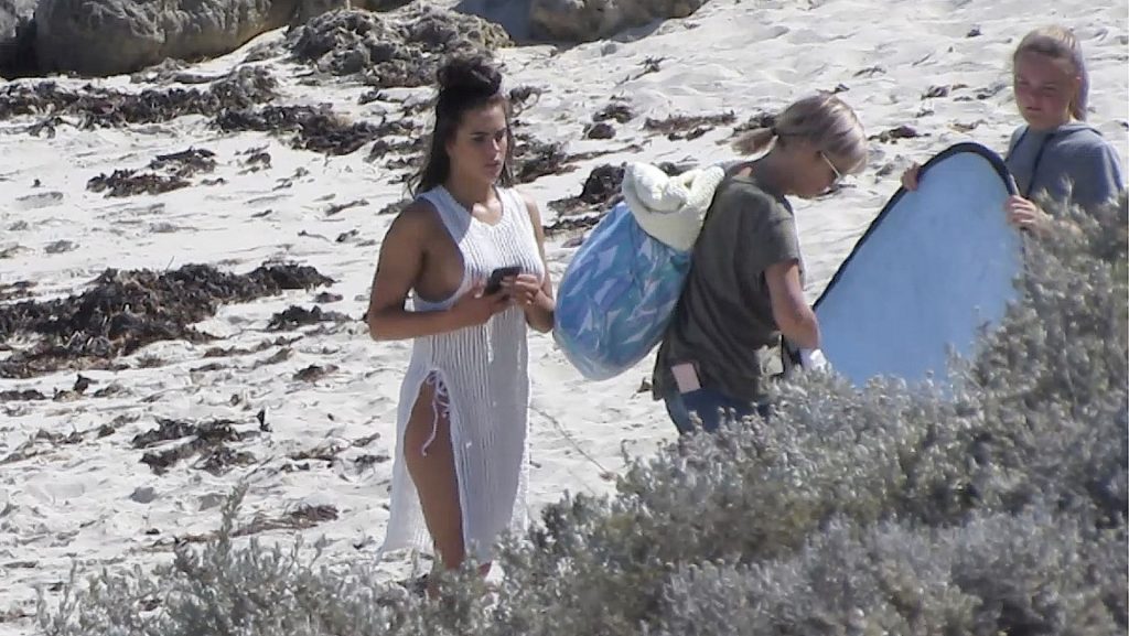 Holly-Young-Upskirt-STARS-com-3