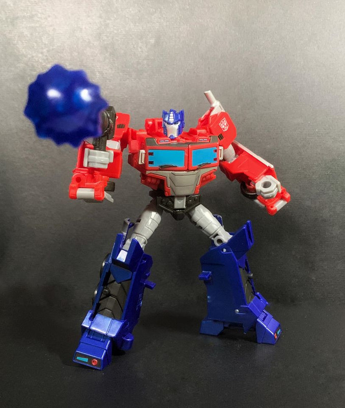 Cyberverser-Deluxe-Optimus-Prime-03