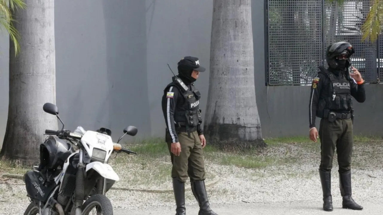 Reos toman a 139 funcionarios como rehenes en cárceles de Ecuador