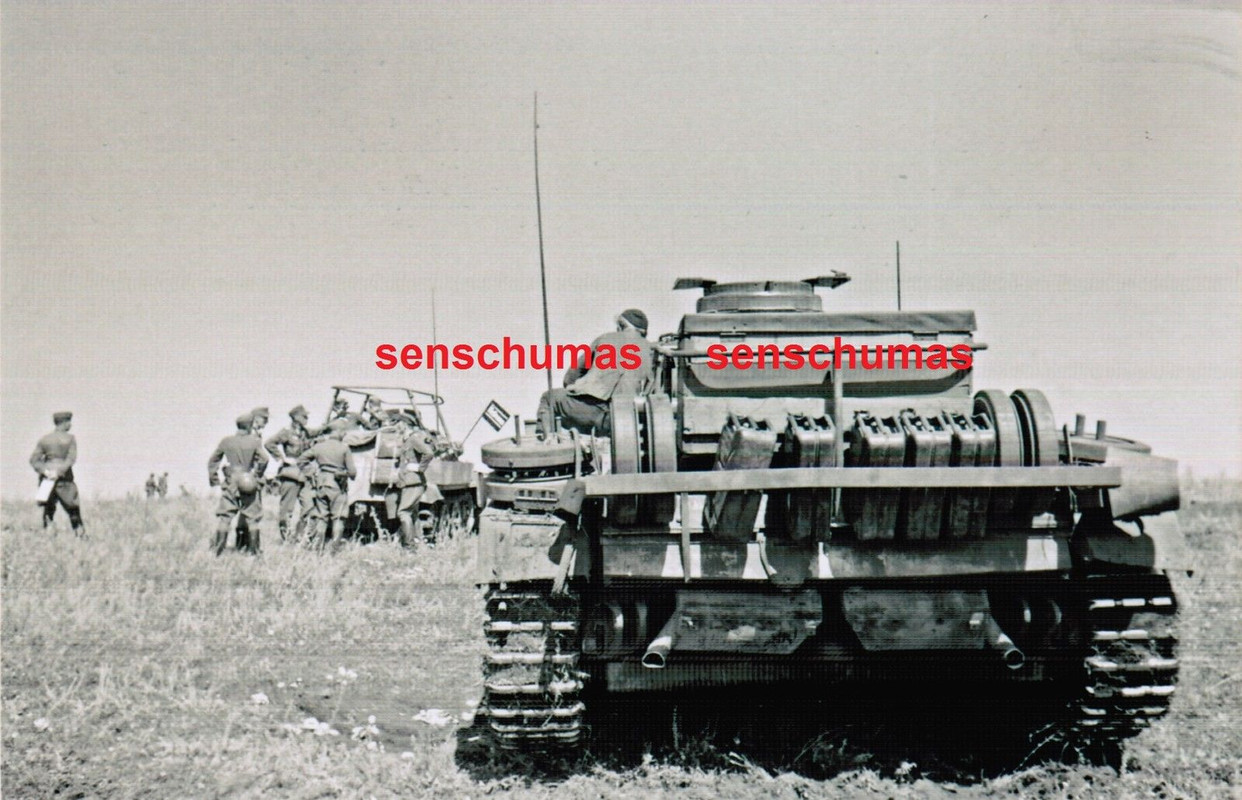 Panzer III u. Sd.Kfz. 250 Funkwagen. Panzer-Divi