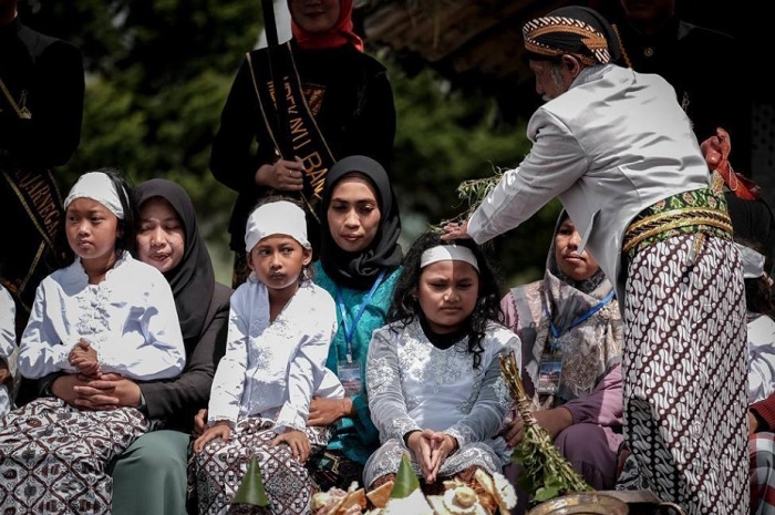 Dieng Culture Festival kembali hadir setelah pandemi COVID-19 yang dilaksanakan selama tiga hari dari 2-4 September 2022 dengan menyuguhkan tradisi cukur rambut gimbal.