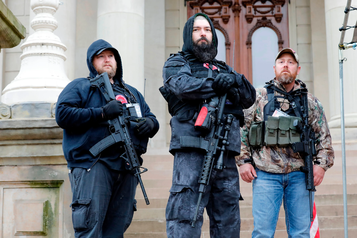 Photographie de révolutionnaires estaliens armés durant la Révolution de Novembre