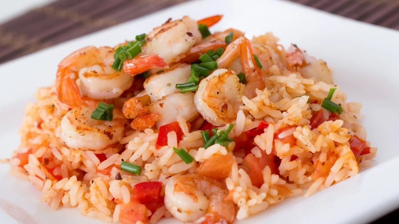 Prepara este delicioso arroz rojo con camarones