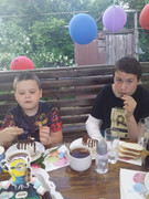 сломали руку клоуну