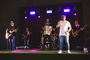 Ailton Souza com banda completa no palco