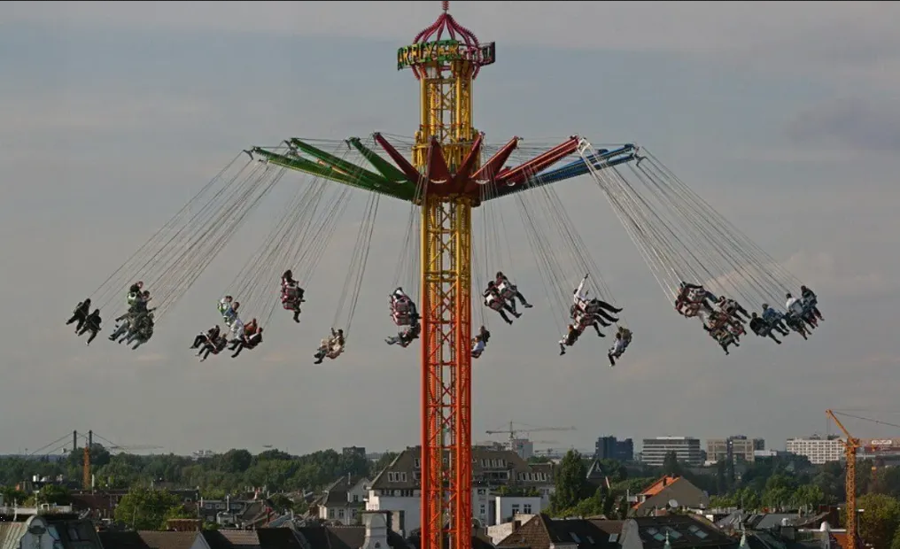 Mujer sale disparada de un juego en un parque de diversiones en Brasil