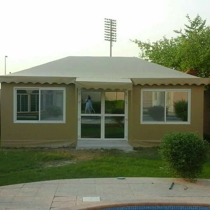 خيمة عصرية مع مقاعد مريحة