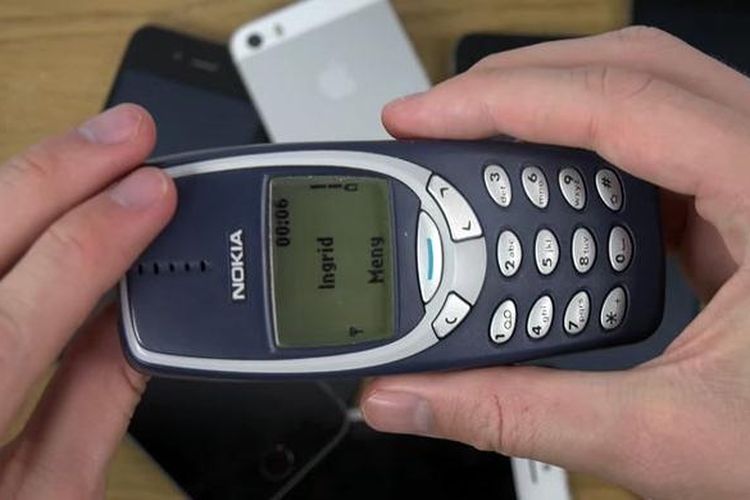 Video review di YouTube yang menunjukkan Nokia 3310 anti bengkok