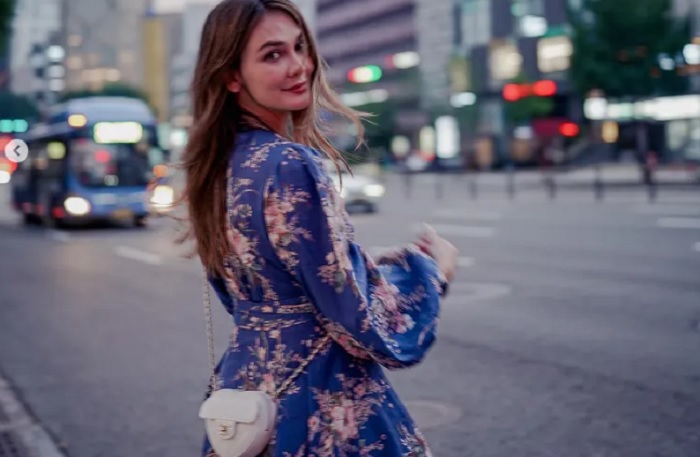 Luna Maya tampak memesona saat berswafoto di jalanan kota Seoul dengan menganakan gaun pendek berwarna biru dengan corak bunga.