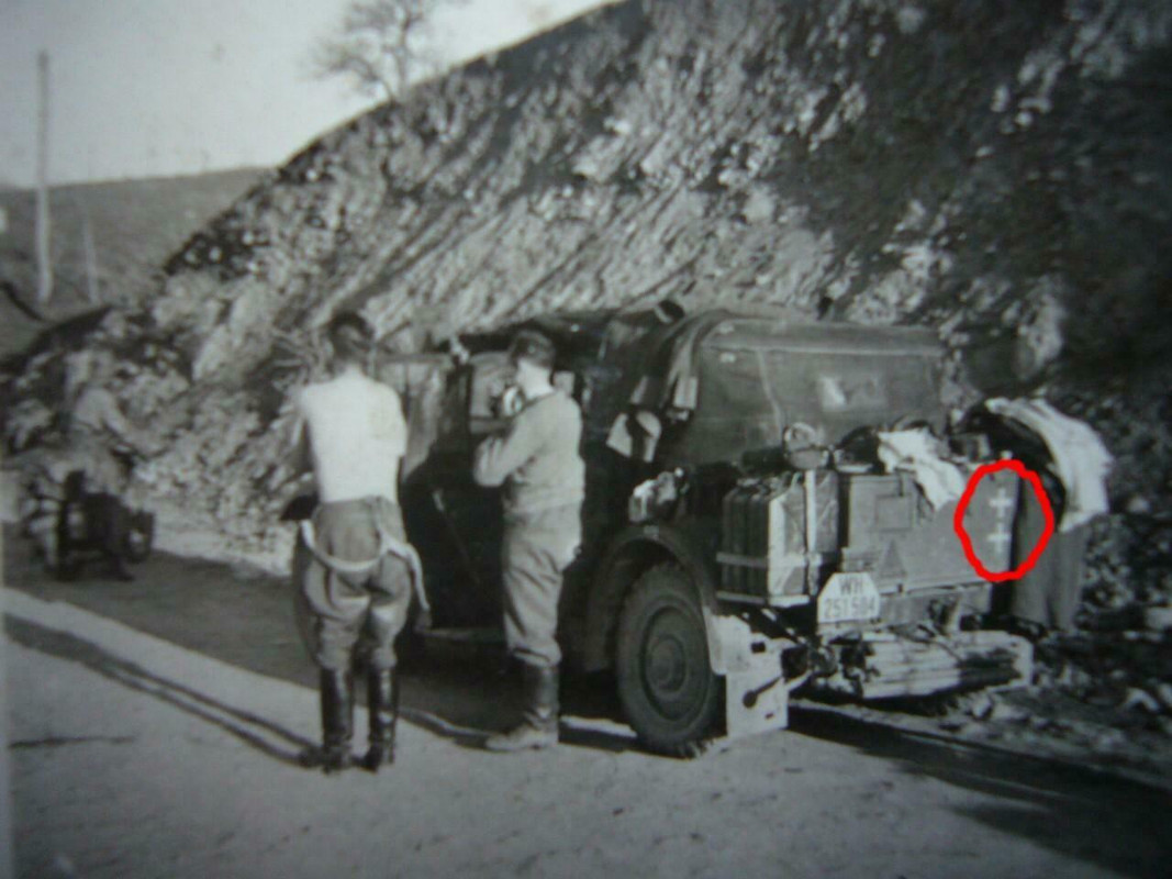 Foto GRIECHENLAND Balkan Feldzug 79. ID. - Kübelwagen Divisionsabzeichen