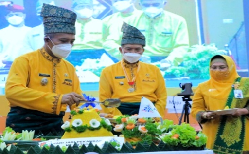 Walikota Pekanbaru Dr Firdaus dan Wakil Walikota Pekanbaru potong tumpeng saat Hari Jadi ke-237 Kota Pekanbaru.