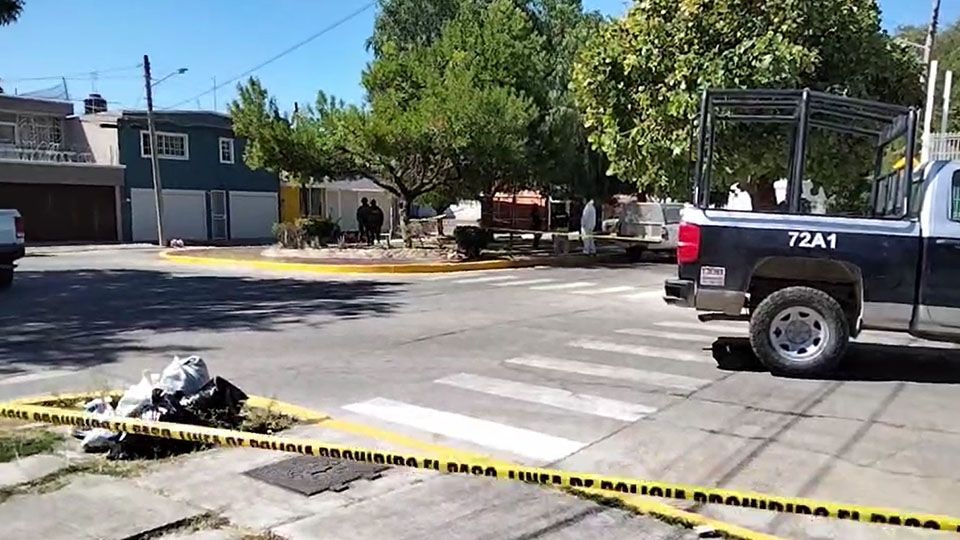 Dos mujeres son acribilladas al viajar a bordo de una motocicleta; una murió