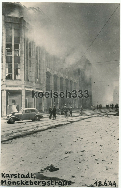 Foto Bombenkrieg in Hamburg Karstadt Mönkebergstraße am 18.6.1944 Ruinen Trümmer