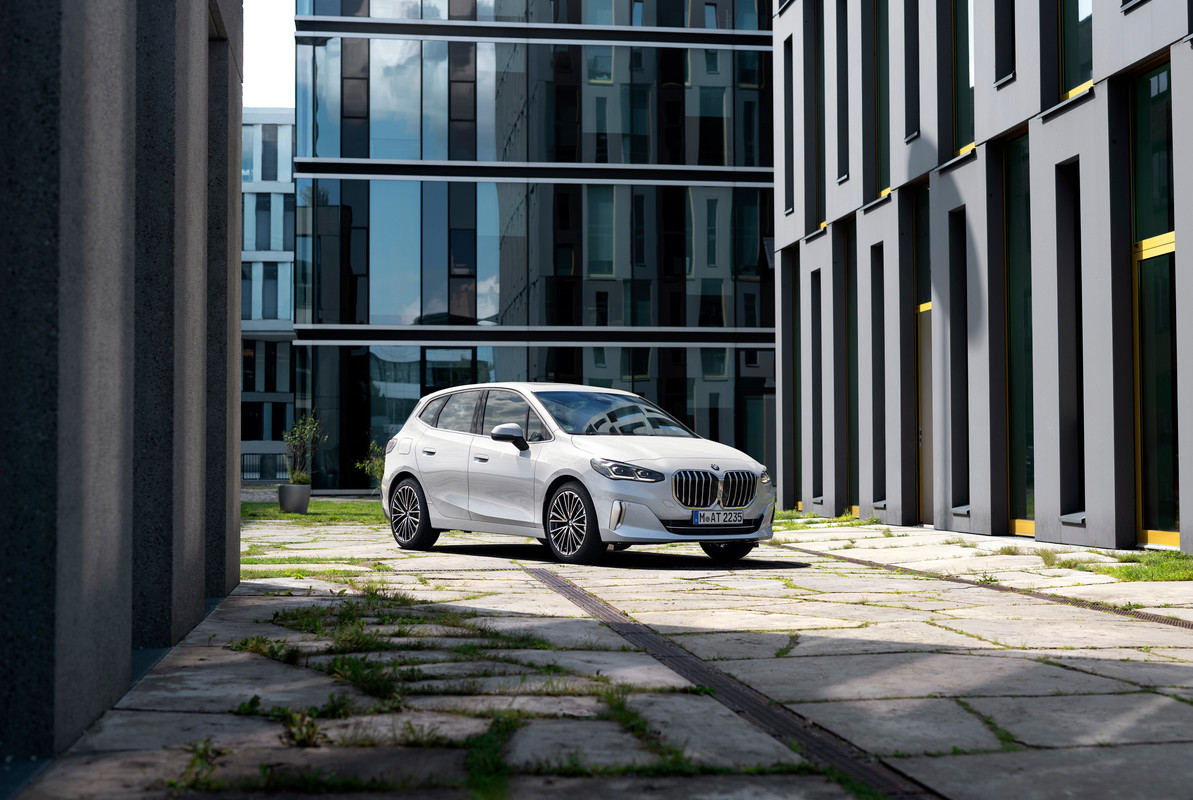 P90437732_highRes_the-all-new-bmw-223i