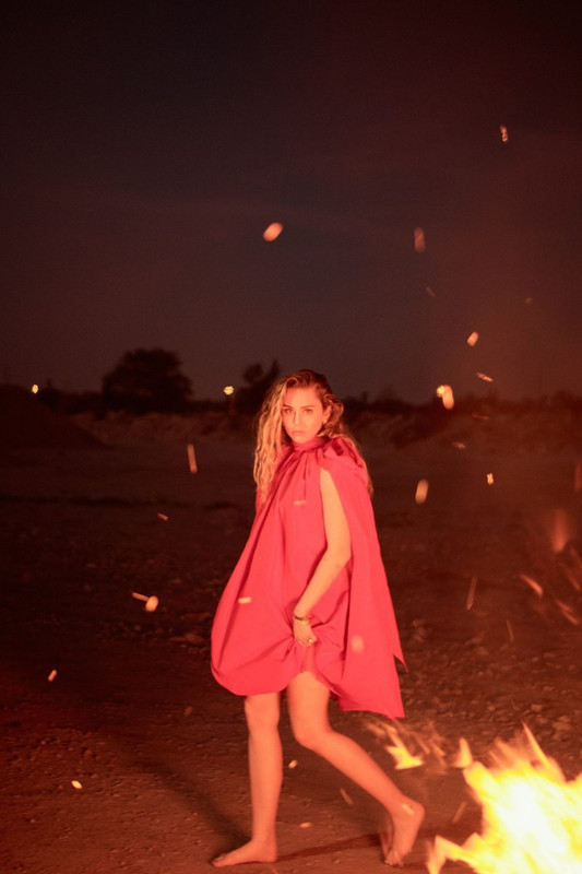 Miley-Cyrus-Nude-Sexy-UpskirtStars.com-1-1024x1393 (6)