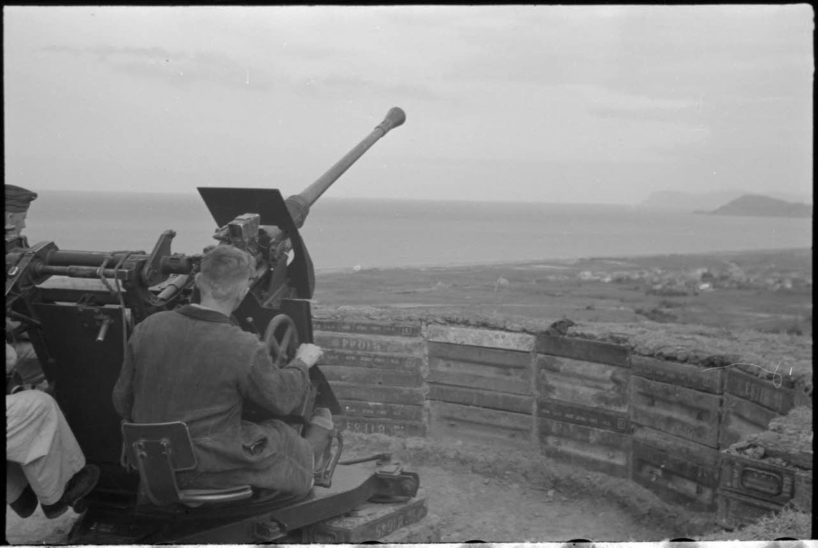 En Crète dans le secteur de Maleme, des artilleurs allemands derrière un canon de 3,7 cm FlaK 36.