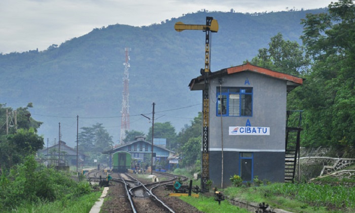 Bangunan rumah sinyal di kawasan Stasiun Cibatu.