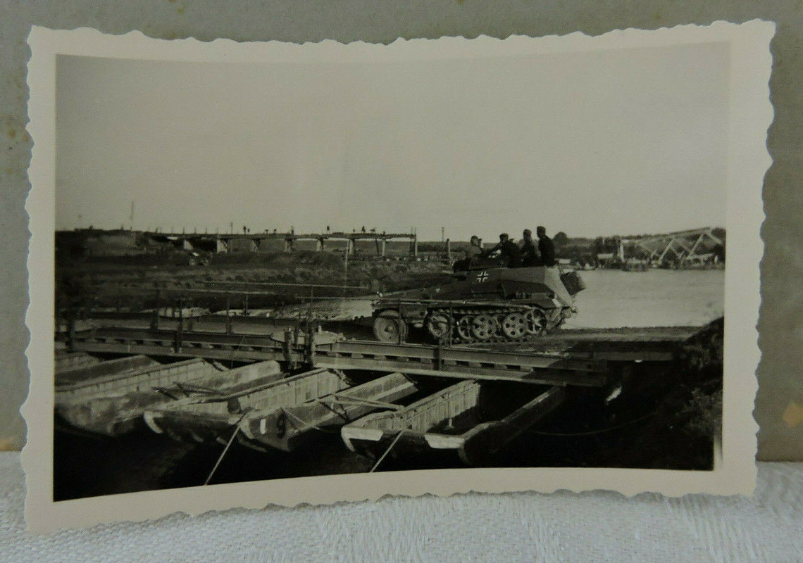Foto, Deutscher Panzerwagen rollt über provisorische Brücke