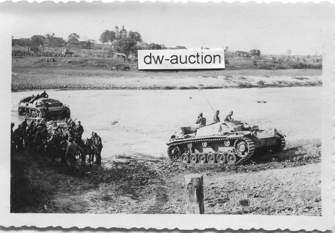 Sturmgeschütz durchquert Fluss in Rußland