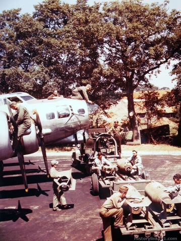 Mecánicos realizan un chequeo final mientras se descargan bombas de 2000 libras antes de cargarlas en un Boeing B-17 en una base en Inglaterra Mecánicos realizan un chequeo final mientras se descargan bombas de 2000 libras antes de cargarlas en un Boeing B-17 en una base en Inglaterra