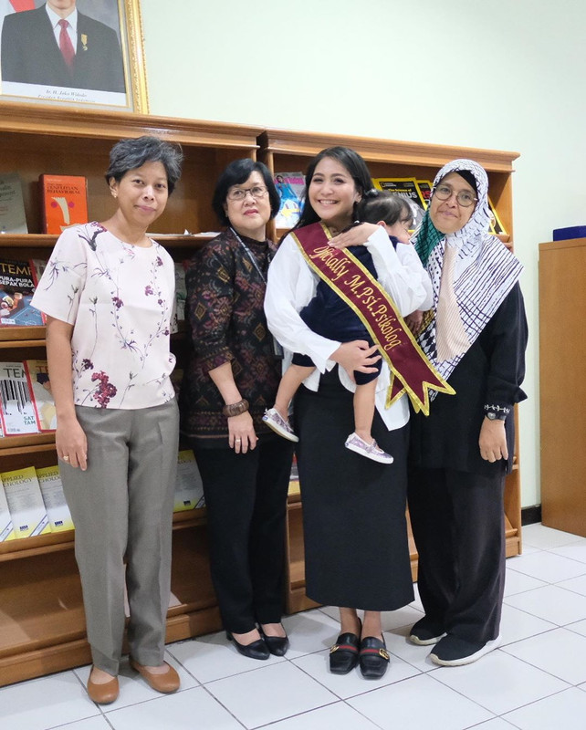 Adik Nagita Slavina, Caca Tengker membagikan momen saat selesai sidang thesis S2.