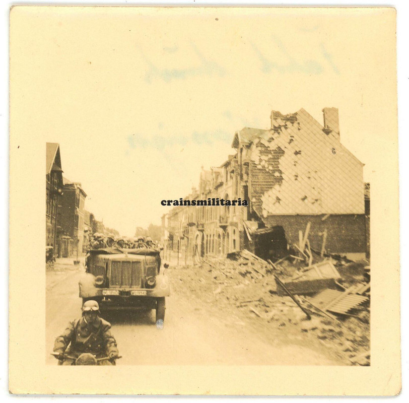 Orig. Foto SdKfz Halbkette in zerstörtes WASSEIGES b. Hannut Belgien 1940
