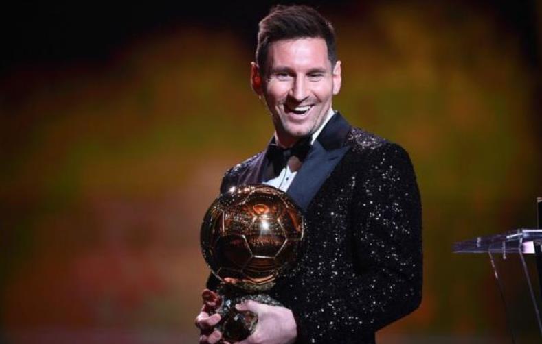 Lionel Messi con el Balón de Oro