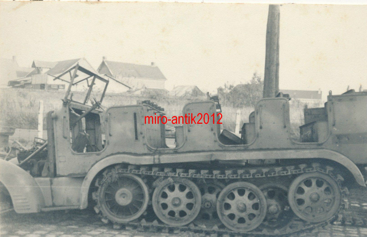 Foto, Wehrmacht, Blick auf eine zerstörte Halbke