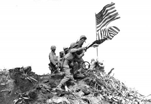 El momento en que se coloca la segunda bandera y se baja la primera de ellas