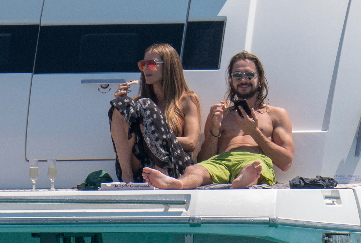 heidi-klum-on-a-yacht-in-cannes-51918-29