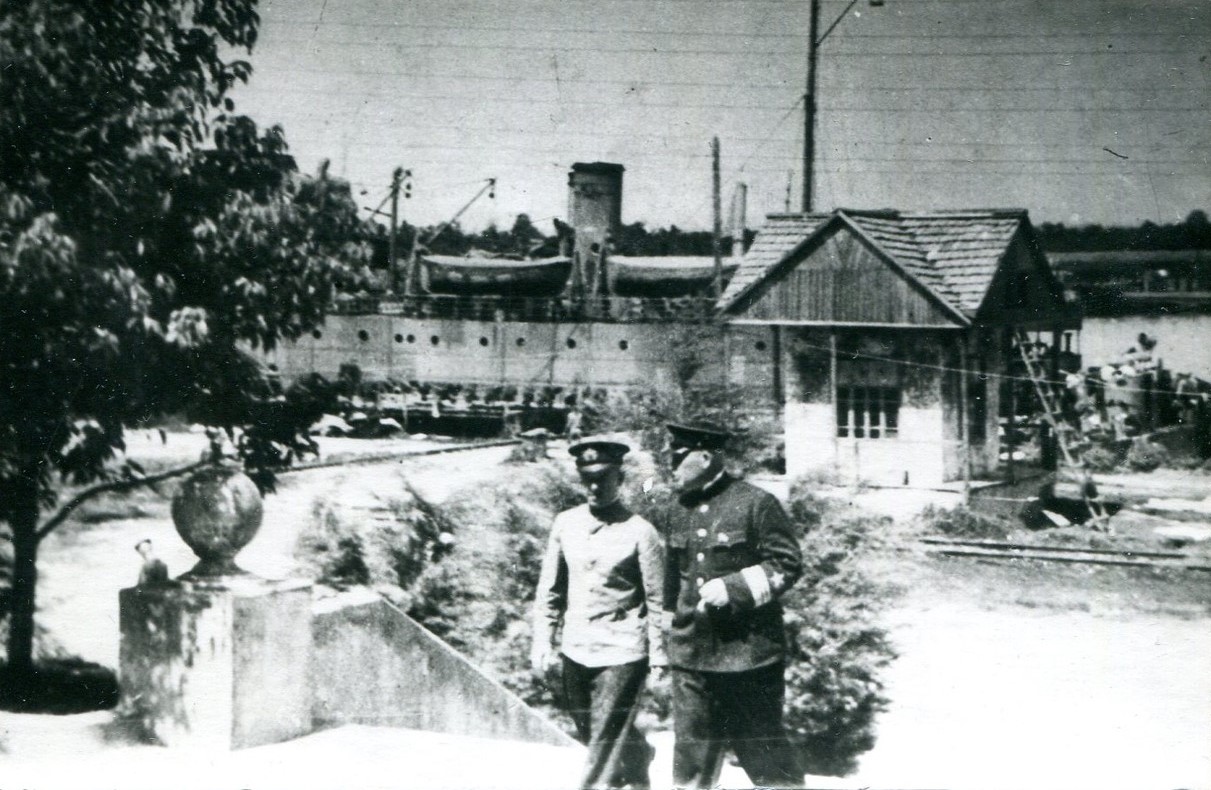 Командование комфлота вице-адмирал Октябрьский Филипп Сергеевич и командир 2 БПЛ ЧФ капитан 1 ранга 