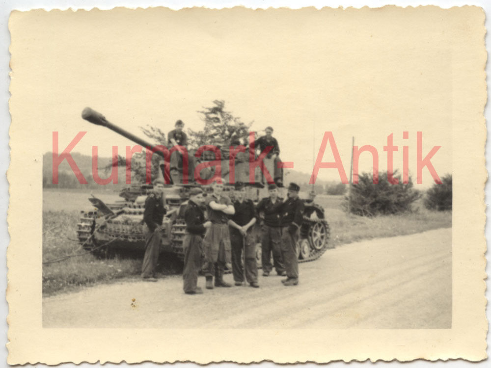 Foto Wehrmacht Panzer IV wird abgeschleppt späte Bau Serie camo 