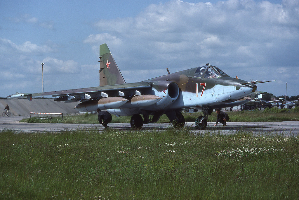 368 ShAP Su-25BM 17_Red [Demmin-Tutow 6.93] Leaving the base for Gross-Dölln