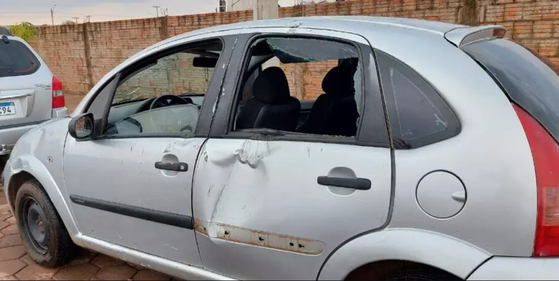 Veículo parcialmente danificado com a força do vento (Foto: Cenário MS) 