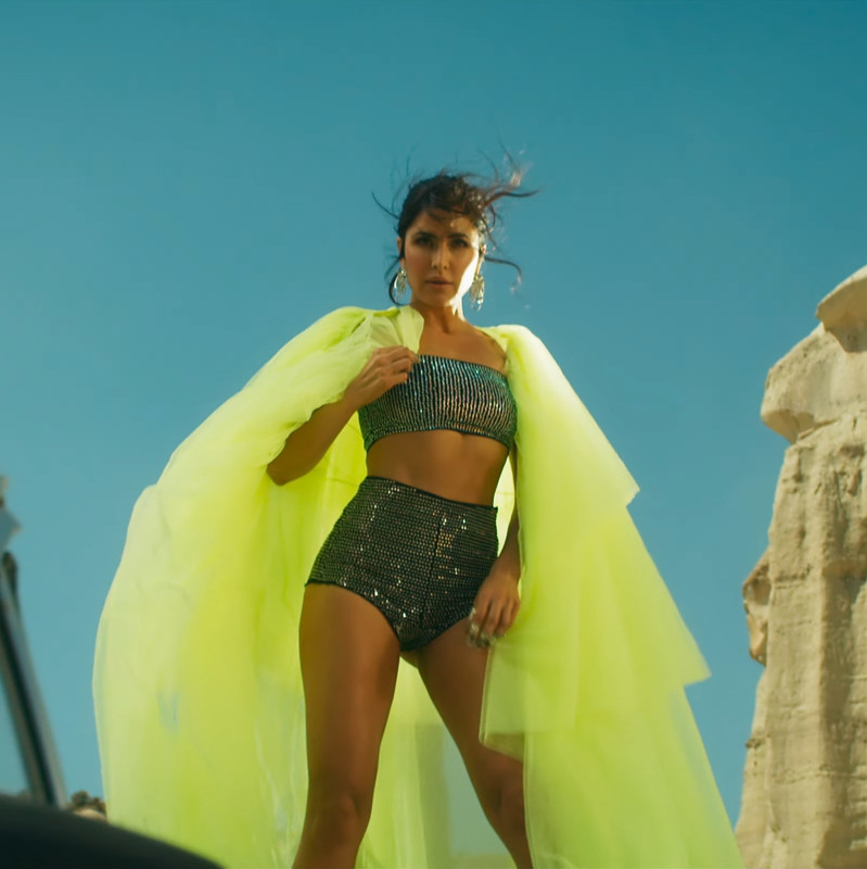katrina-kaif-thighs-in-le-ke-prabhu-ka-naam-tiger-3