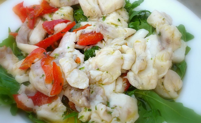 Ilustrasi salad ikan. Salad Indigirka yang merupakan salad ikan khas Rusia baru-baru ini terpilih sebagai hidangan terburuk di dunia oleh para pembaca di situs Taste Atlas.