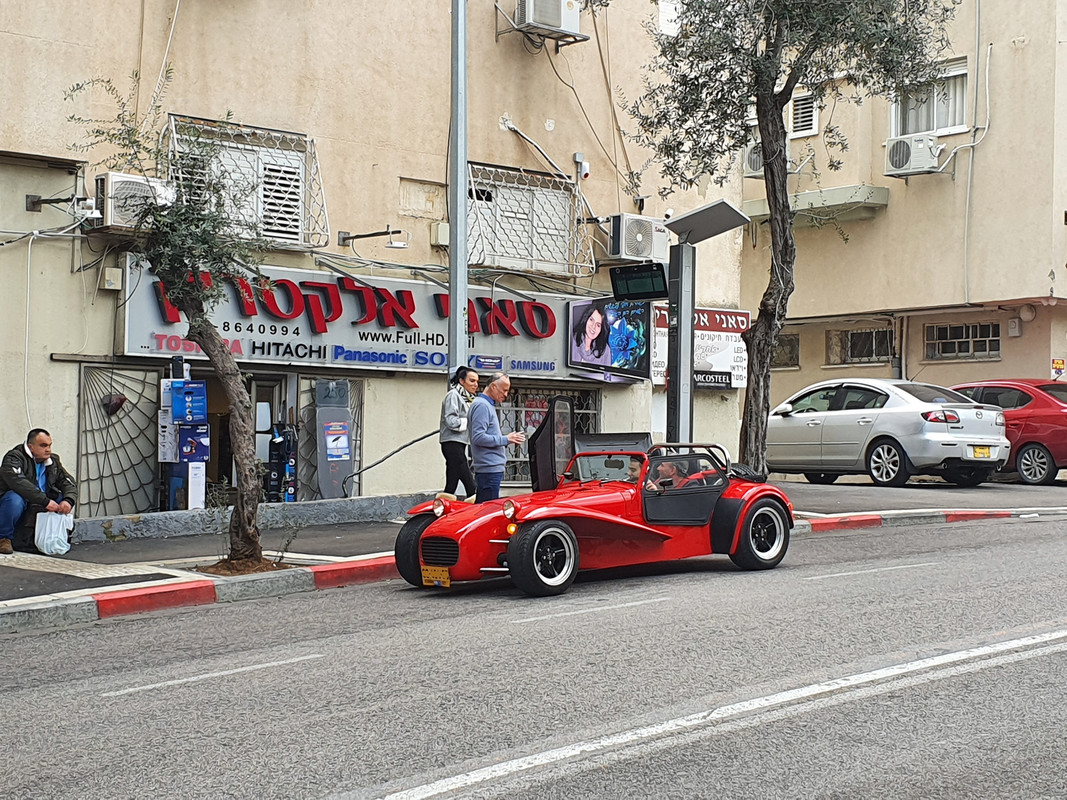 Автомобиль необычного дизайна на улице Бальфур в Хайфе