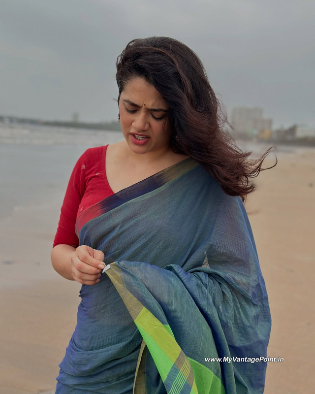 9-Girija-Oak-at-the-Beach-in-Green-Saree-Red-Blouse-My-Vantage-Point
