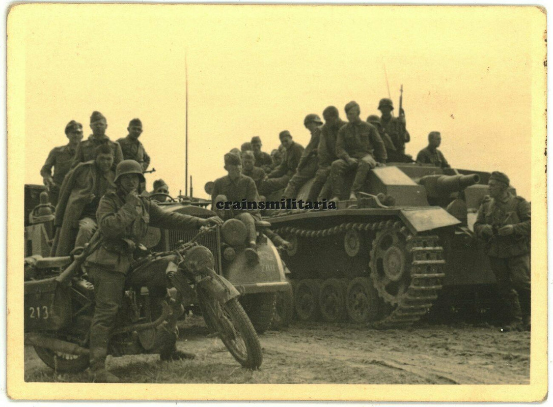 Orig. Foto StuG III Sturmgeschütz Panzer m. Kennung Gefangene KIEW Ukraine 1941