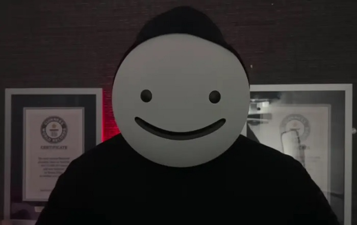Seorang YouTuber gaming populer, Dream, telah menghapus video pengungkapan wajah asilnya setelah mendapatkan perhatian sekaligus kebencian dari warganet.