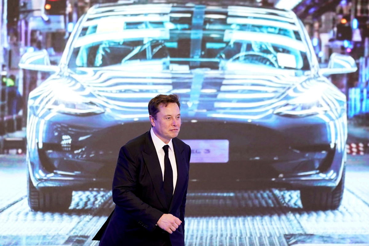 Acciones de Tesla caen por los planes de Elon Musk de reducir la fuerza laboral