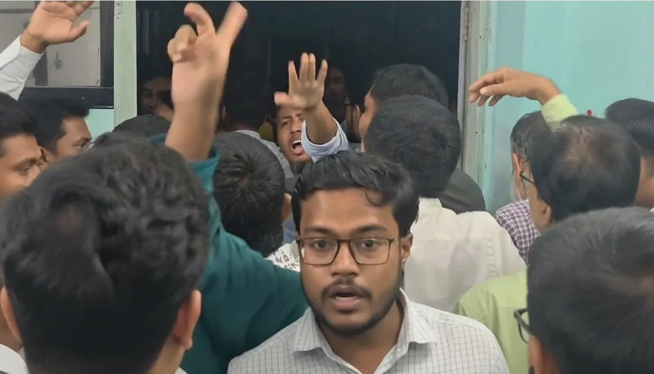 কুমিল্লা পলিটেকনিকে ছাত্রদল-শিবির রক্তক্ষয়ী সংঘর্ষ, সভাপতি-সেক্রেটারিসহ আহত ১০
