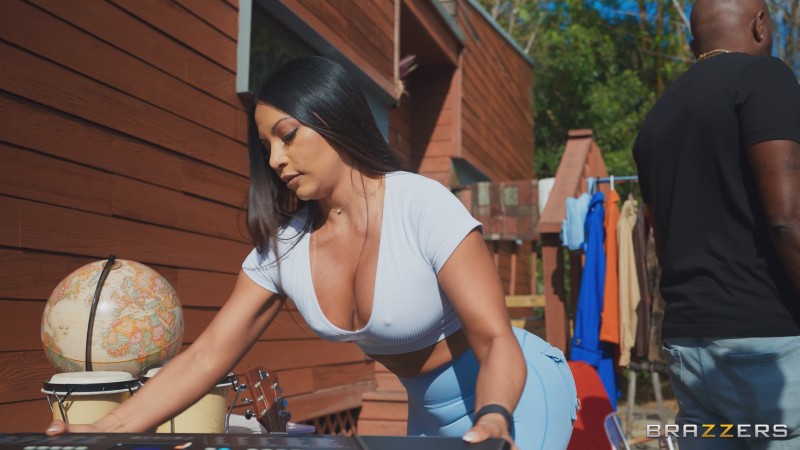 Brazzers Brandy Salazar aka Brandyslicious – Sweet Deal! An Intense Yard Sale Dickdown