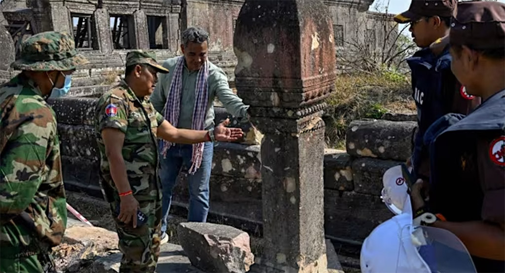 กัมพูชาพา AFP ตรวจความเสียหายปราสาทพระวิหาร อ้างถูกอาวุธหนักไทยถล่มกว่...